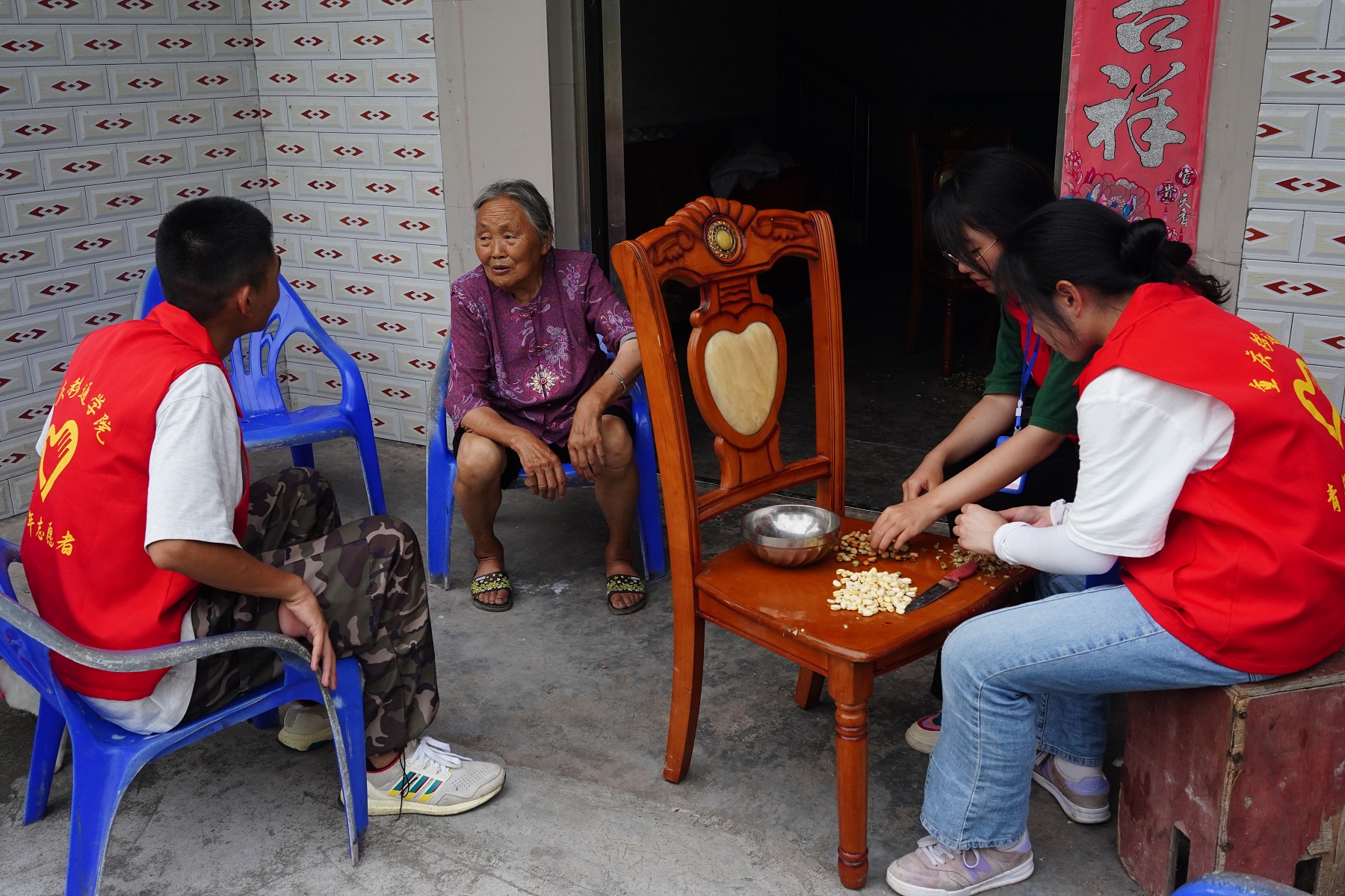 图15:图为团队成员向村中老人宣传反诈知识.JPG 图15:图为团队成员向村中老人宣传反诈知识.JPG