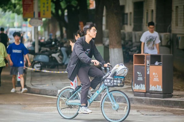 第二幕
时间：8:00
地点：校园
简介：伴随着预备铃声的响起，校园的道路上人来人往。学子们纷纷踏入教学楼，开启了新学期的第一课。