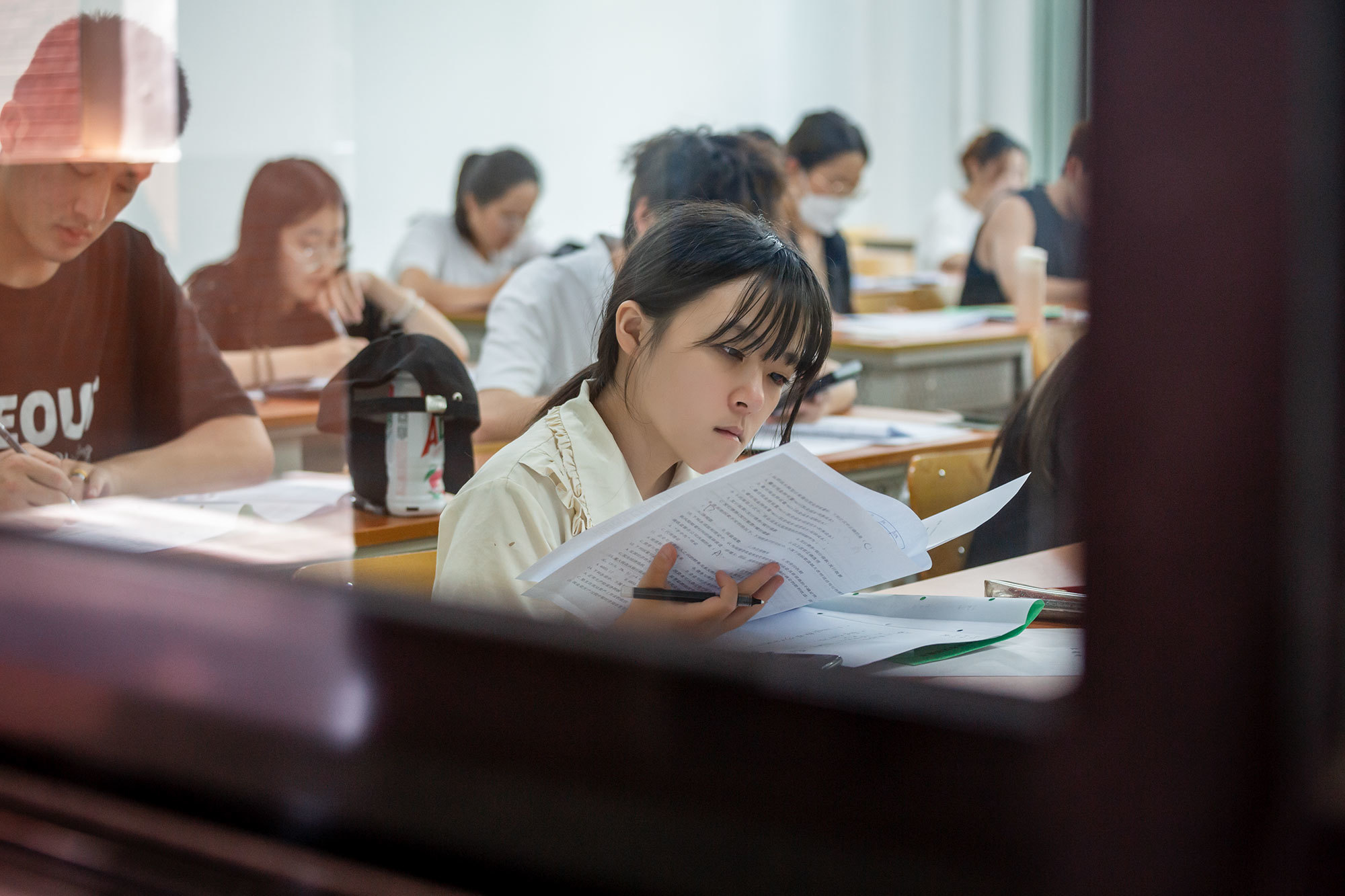 笔尖浸润知识,眼眸注视学习资料.吸引我的,正是你那认真的模样.