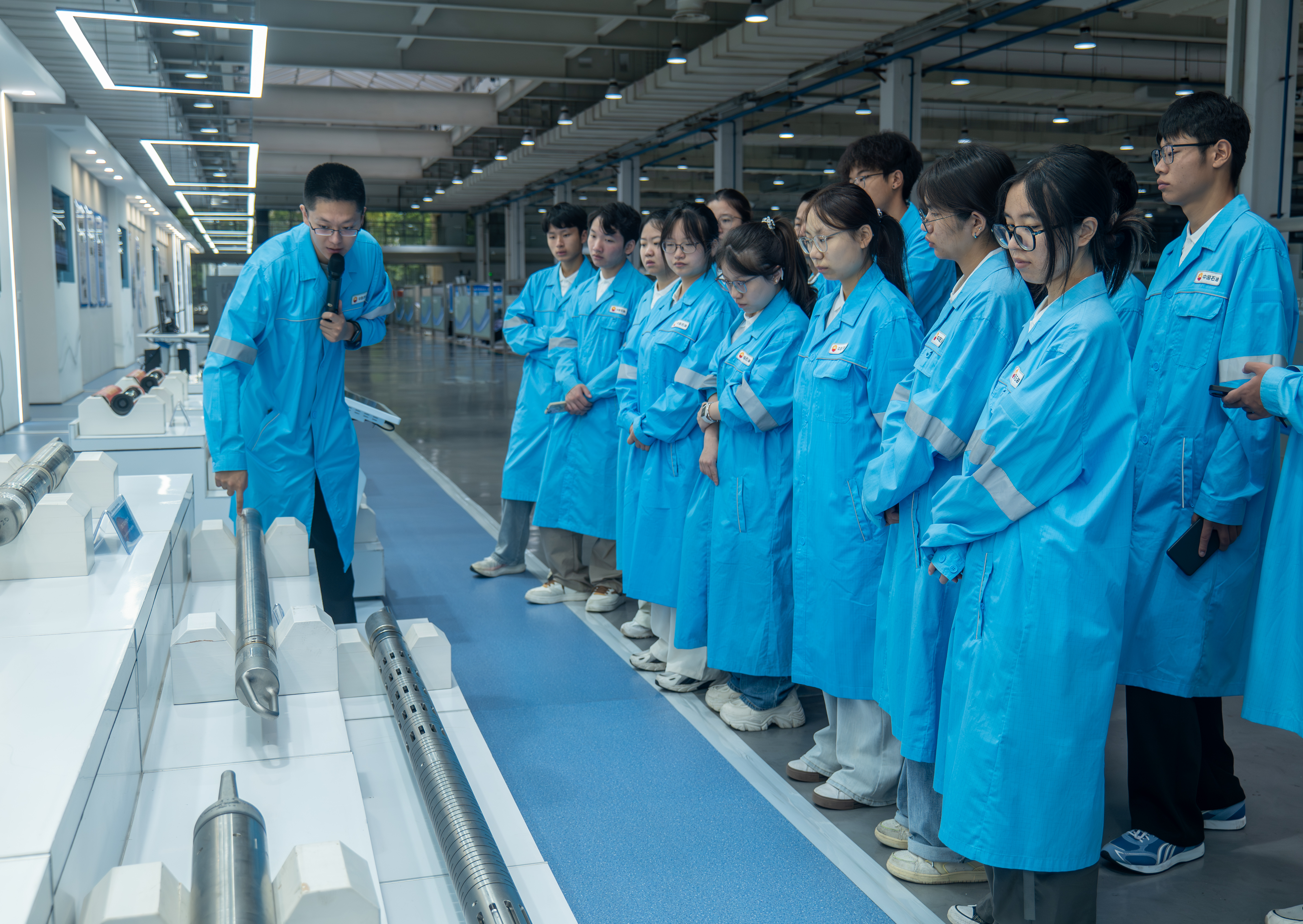 实践团在油田企业系统研学与岗位实训 符鹤天摄.jpg