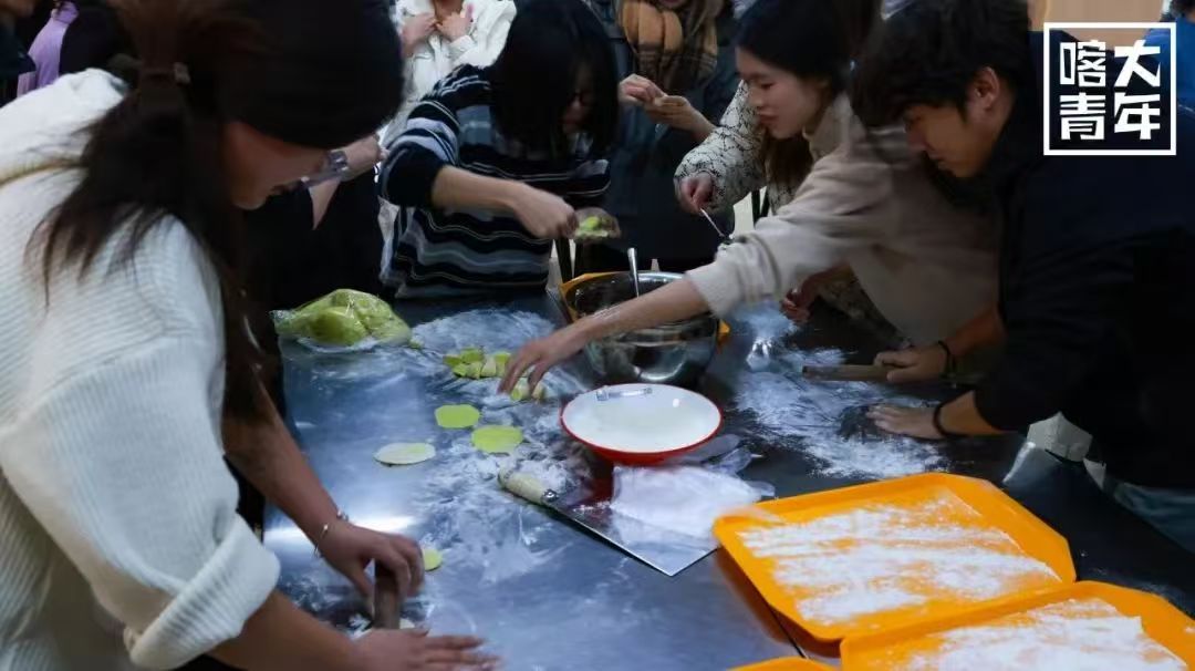 图为同学们分工合作，在包饺子的过程中增进情谊。田浩 供图