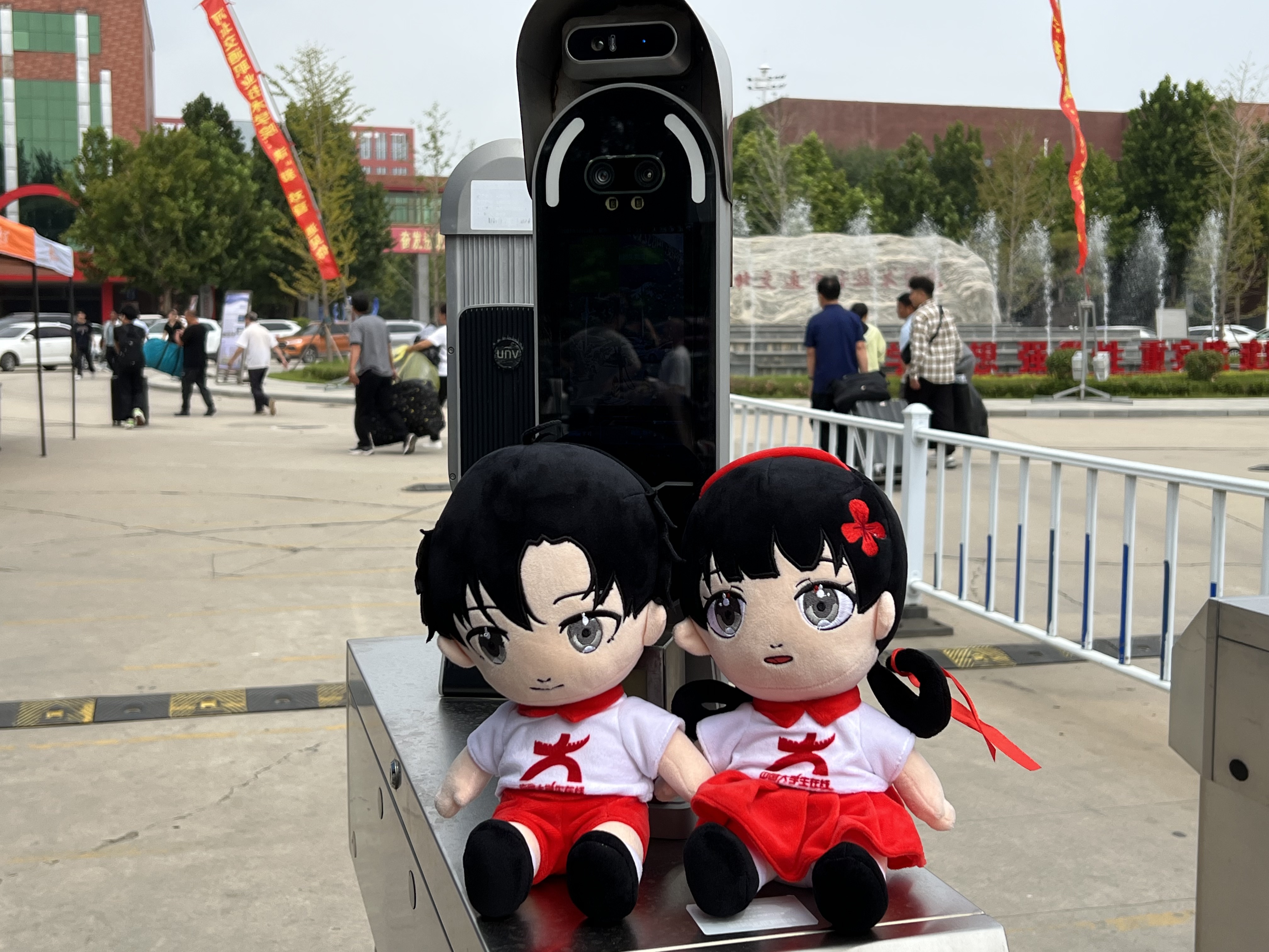 小中在校门口迎接新同学