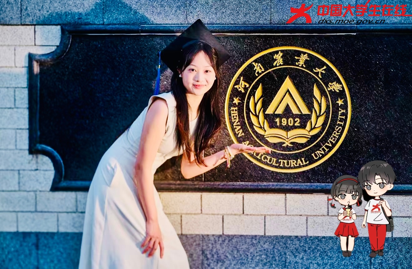 毕业生与校徽合影 来源：崔俞
