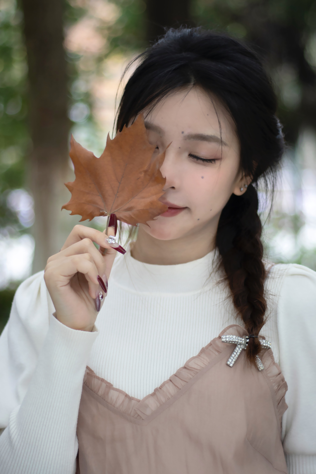 米白调的柔和，干净又治愈，纱质长裙轻盈浮动，又仙又甜！
西南科技大学白蝶 摄