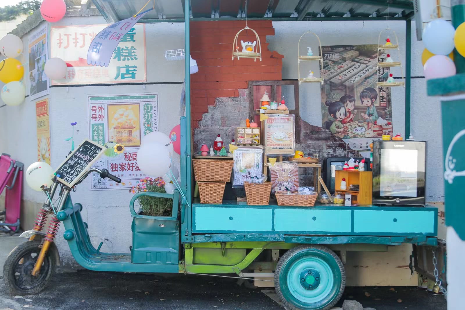 用三轮车改造的展示台。.jpg 用三轮车改造的展示台。.jpg