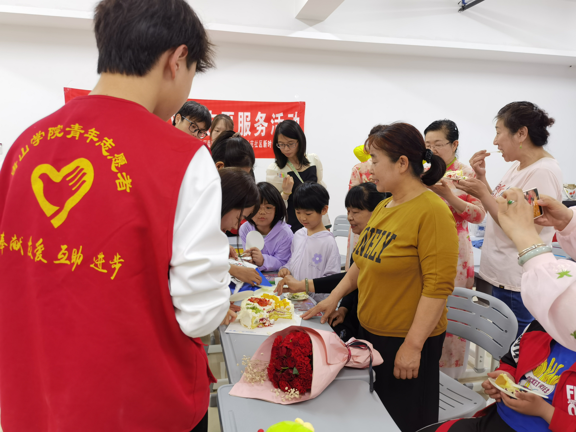“青守护”团队成员为老人分发蛋糕.jpg “青守护”团队成员为老人分发蛋糕.jpg