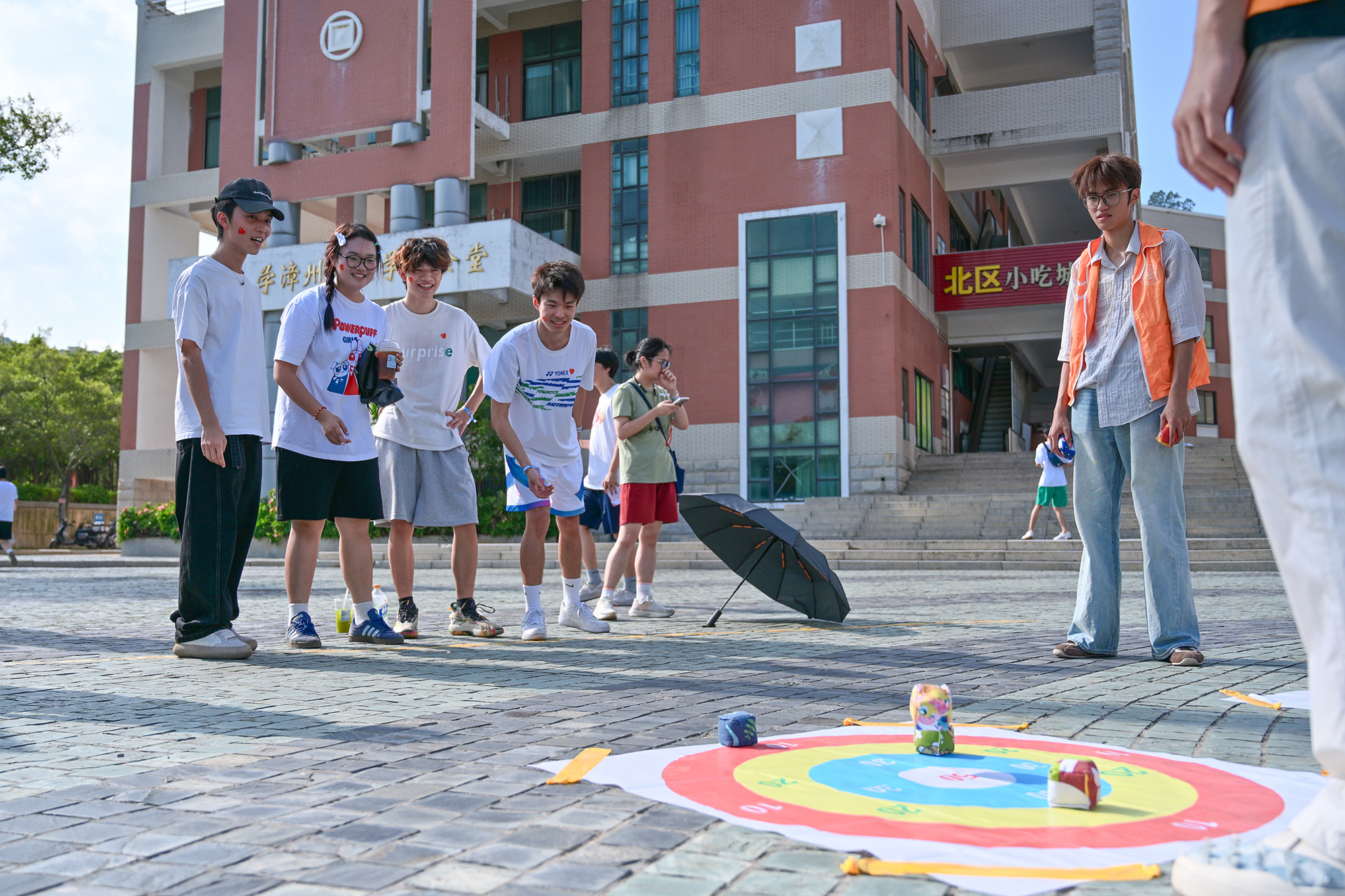 游戏打卡点“矢志不移”。投掷沙包,百发百中。摄影:陈宇.jpg 游戏打卡点“矢志不移”。投掷沙包,百发百中。摄影:陈宇.jpg