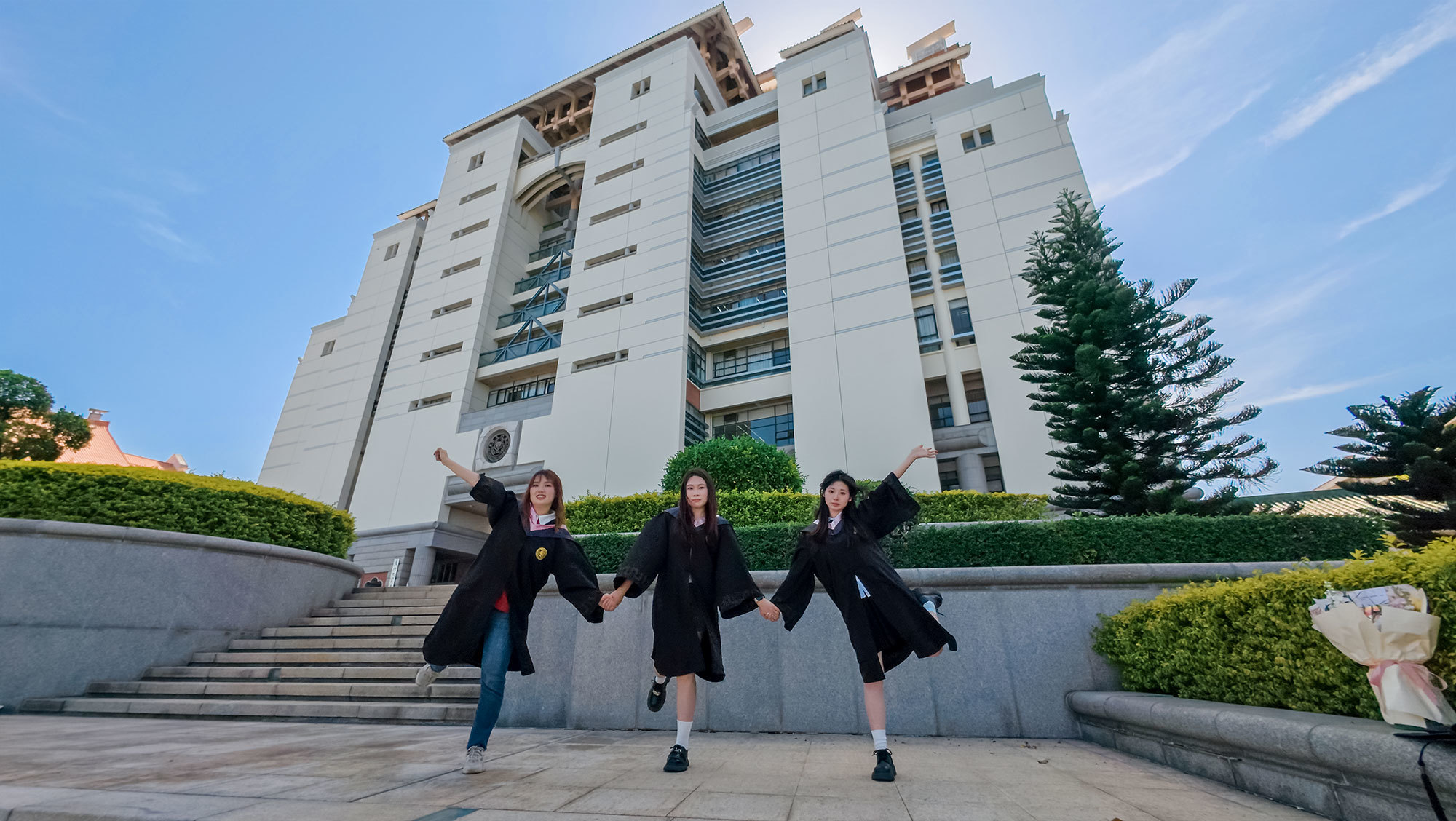 光阴在此处打了个温暖的结，将所有跫音装订成册。毕业，并非终章，而是“嘉园”赠予我们的另一首诗的开篇。（摄影：邓程文）