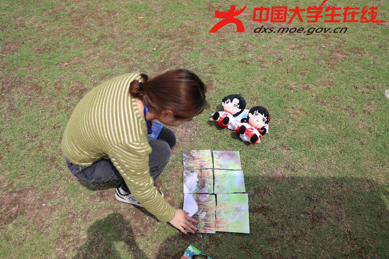 打卡拼图游戏，小中兄妹也领到了小小绿植。