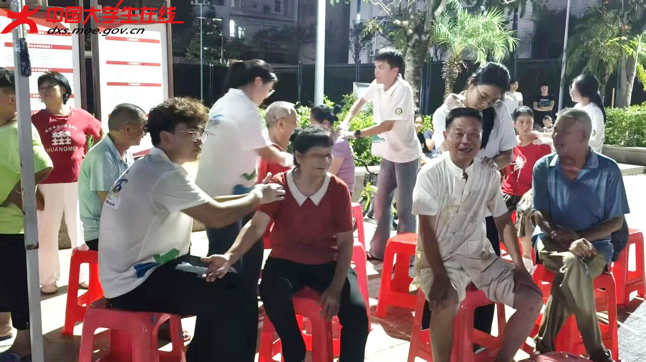 这个夏天，广州东华职业学院“本草青锋”突击队火了乡村集市！量血压、做推拿、卷艾条、送凉茶——六项服务一站配齐。村民直呼“肩膀松了”“心里甜了”。