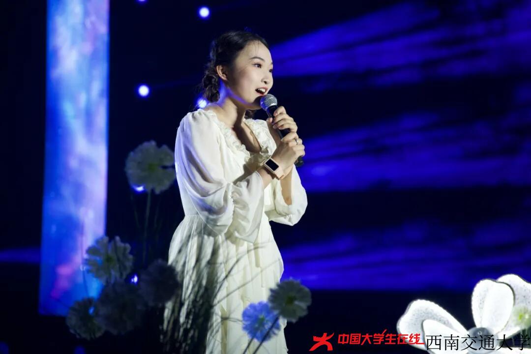 图20马雨琪演唱《你从未离去》(西南交通大学党委学生工作部供图)