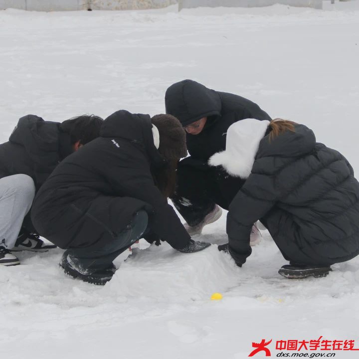 一起堆雪人。崔亚宣摄.jpg 一起堆雪人。崔亚宣摄.jpg