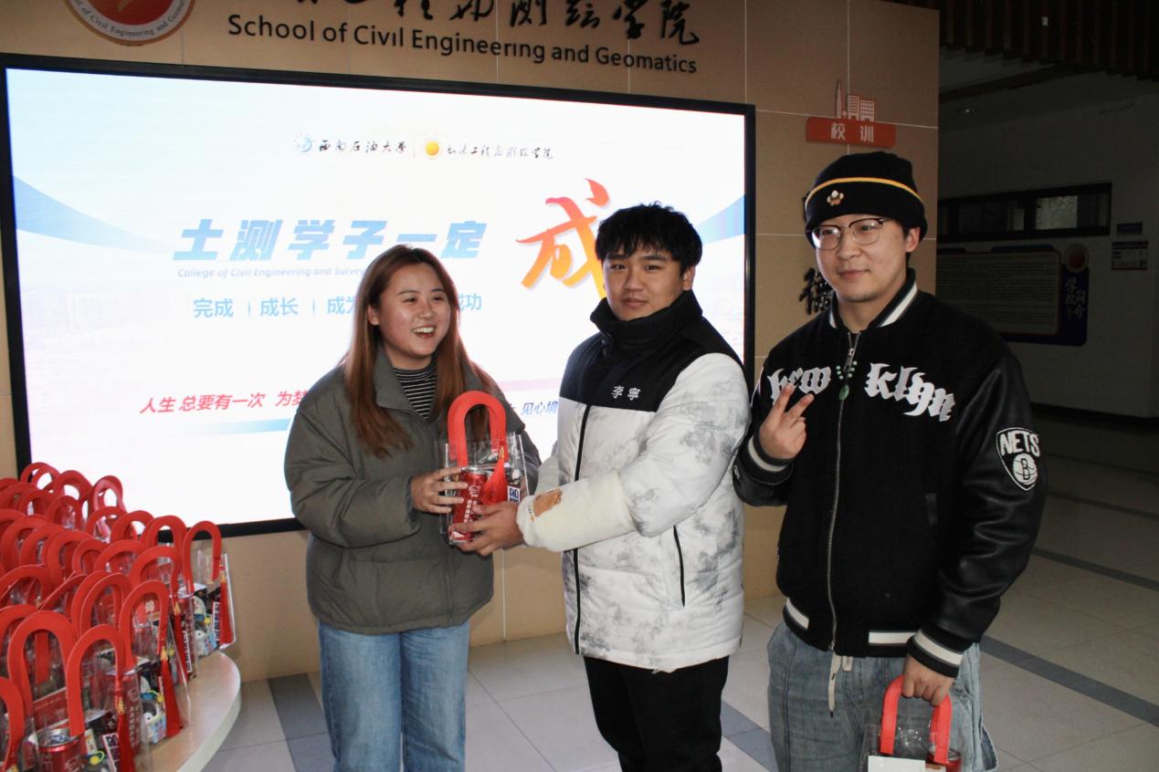 毕业班辅导员为学生送祝福.jpg