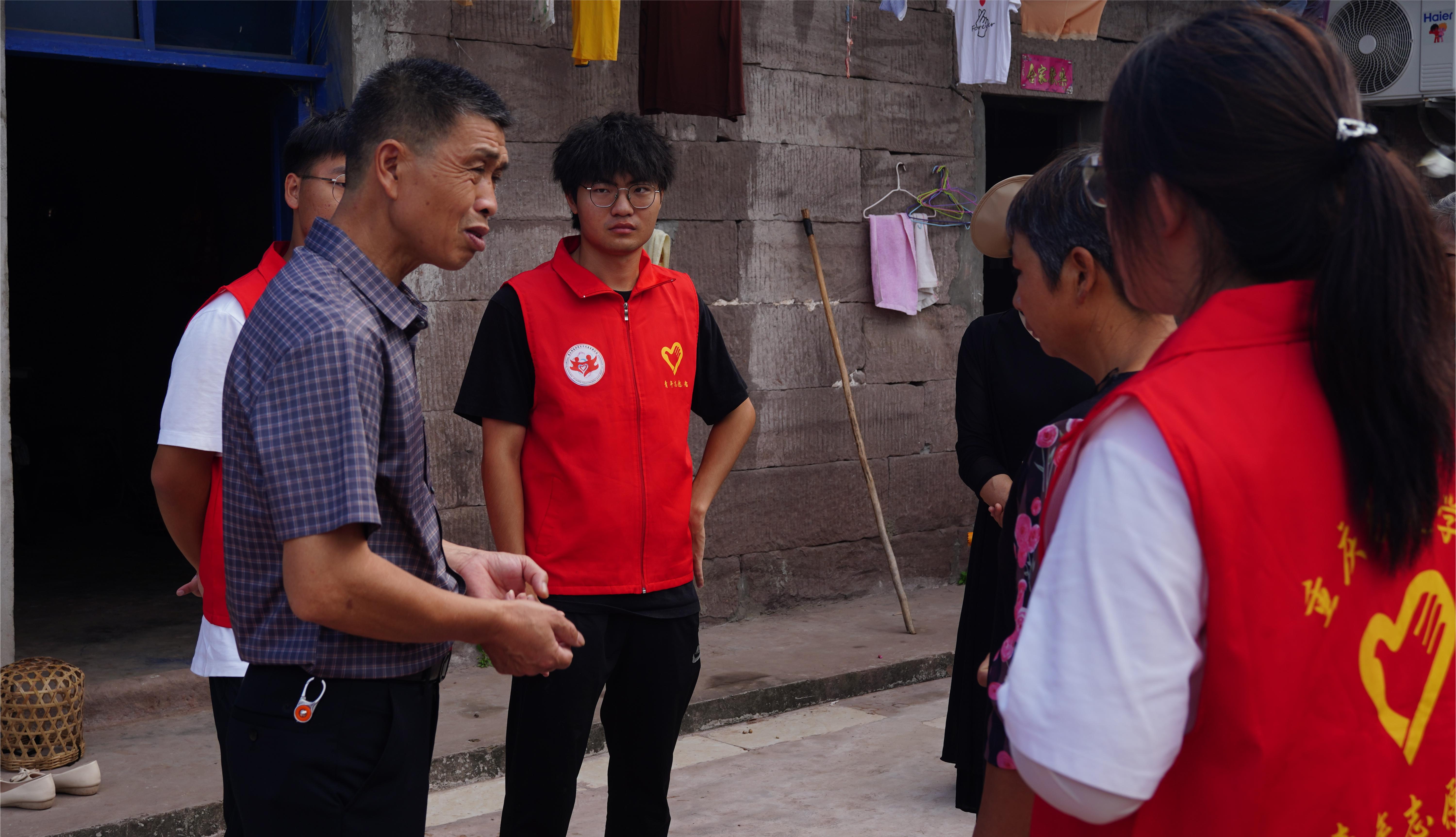 图13:钱文书记帮助村民解决问题.JPG 图13:钱文书记帮助村民解决问题.JPG