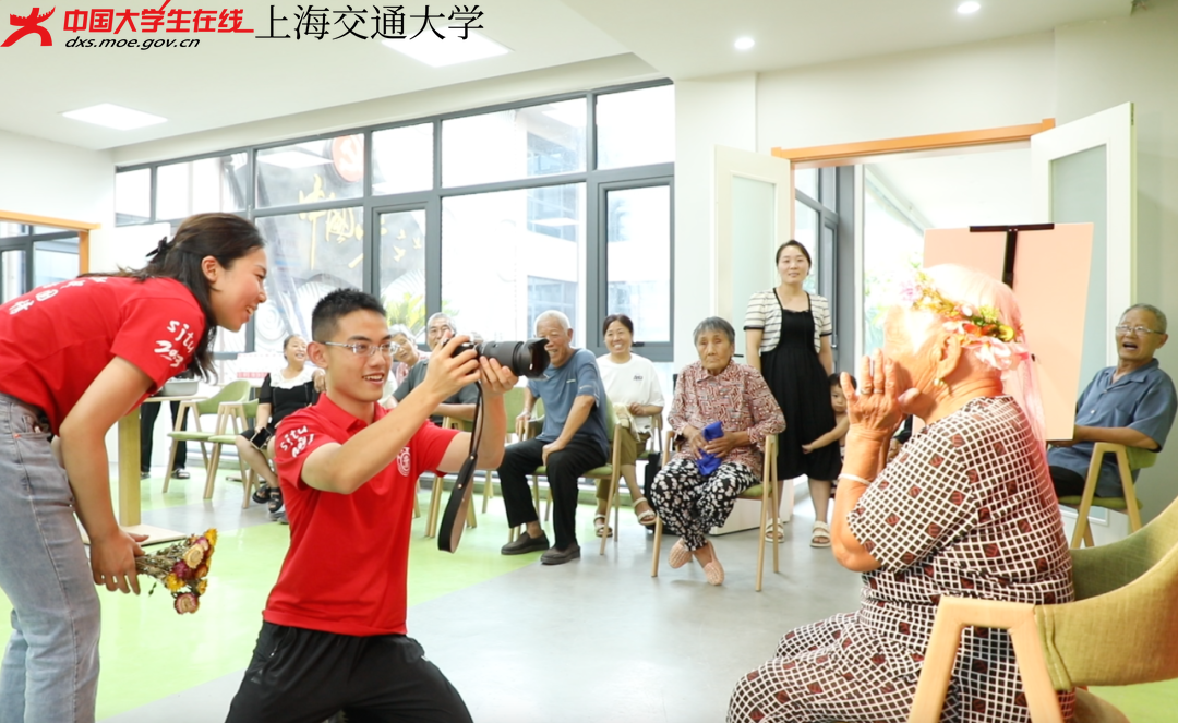 带领实践团的同学们.png 带领实践团的同学们.png