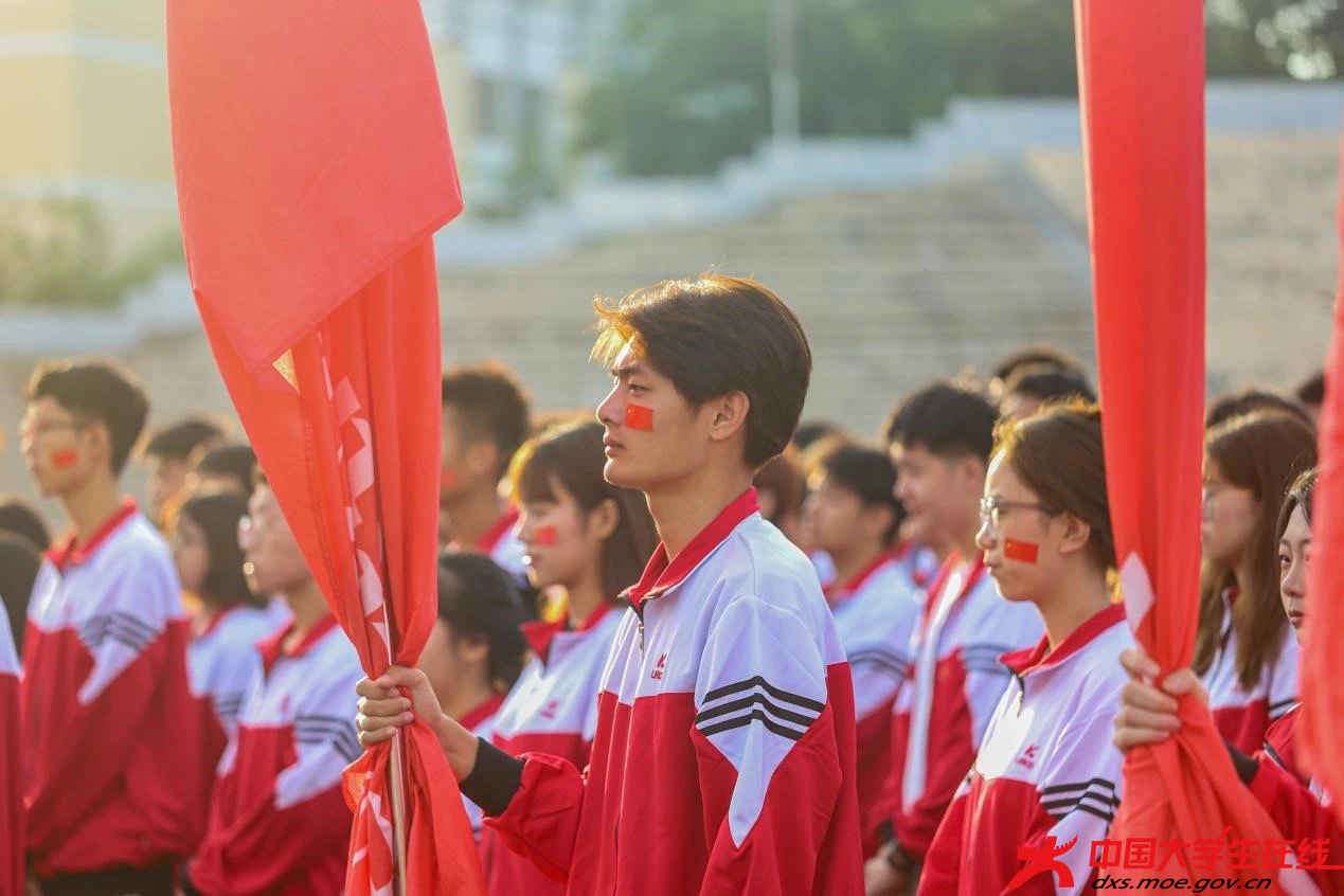 学生风貌 辽宁科技大学网通站摄.JPG