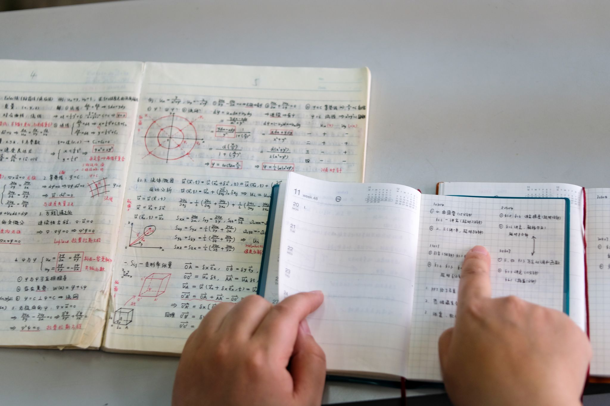 刘玉泉的两大“法宝”——板书本和时间本 张楚林摄影.jpg 刘玉泉的两大“法宝”——板书本和时间本 张楚林摄影.jpg