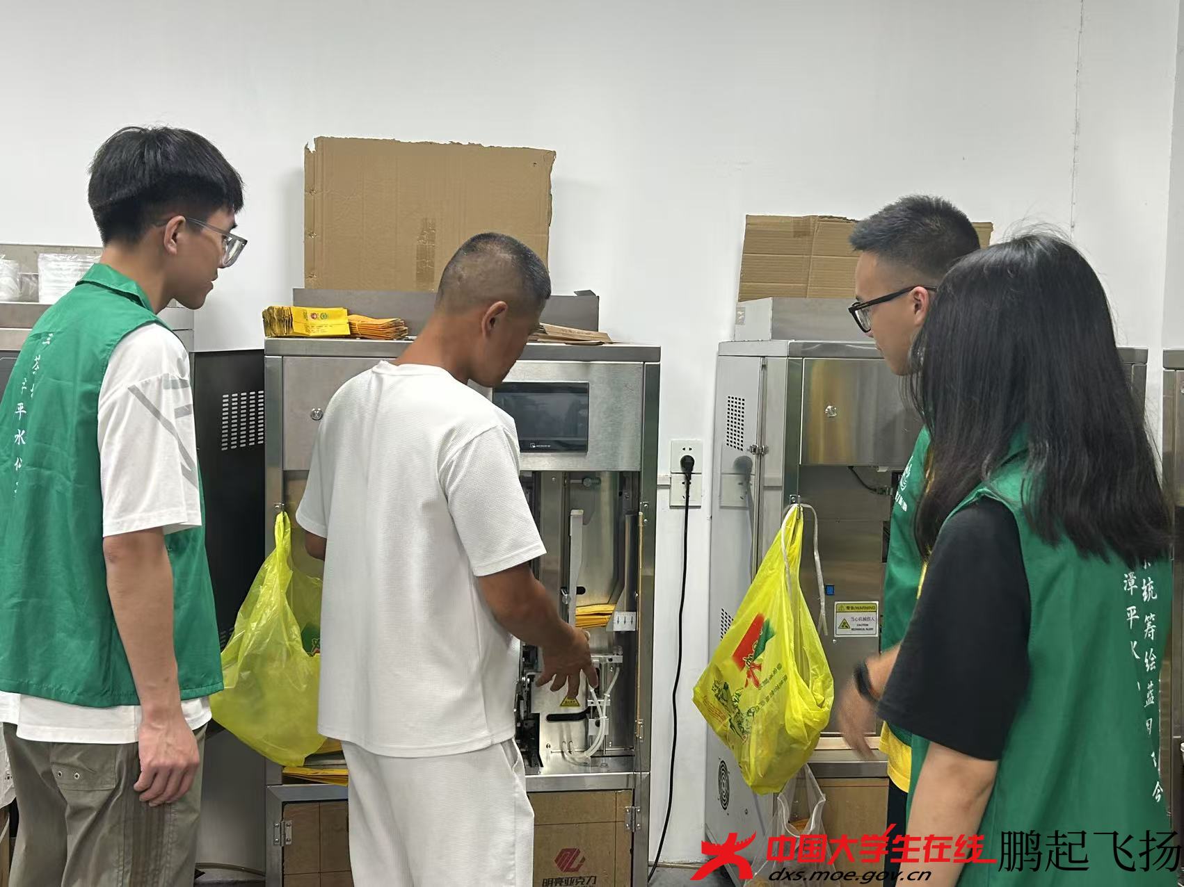 图3为实践队员深入茶叶加工厂进行实地调研 （1）  “乌龙新韵”乡村振兴实践队  供图