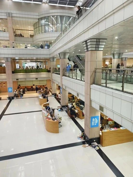 同学们在图书馆中学习.jpg 同学们在图书馆中学习.jpg