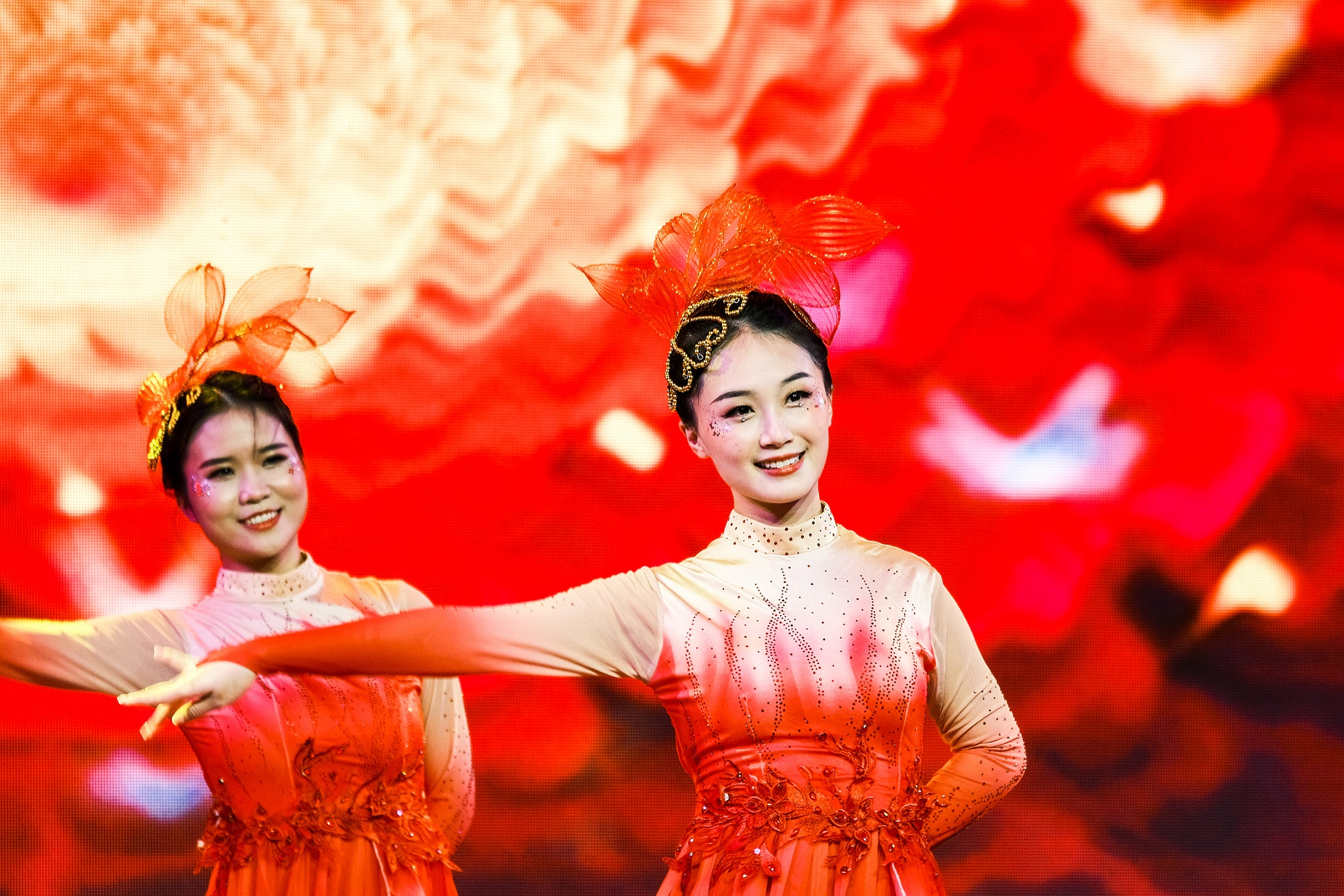 节目《盛开》舞者于舞台上翩翩起舞 宋龙飞摄.jpg 节目《盛开》舞者于舞台上翩翩起舞 宋龙飞摄.jpg