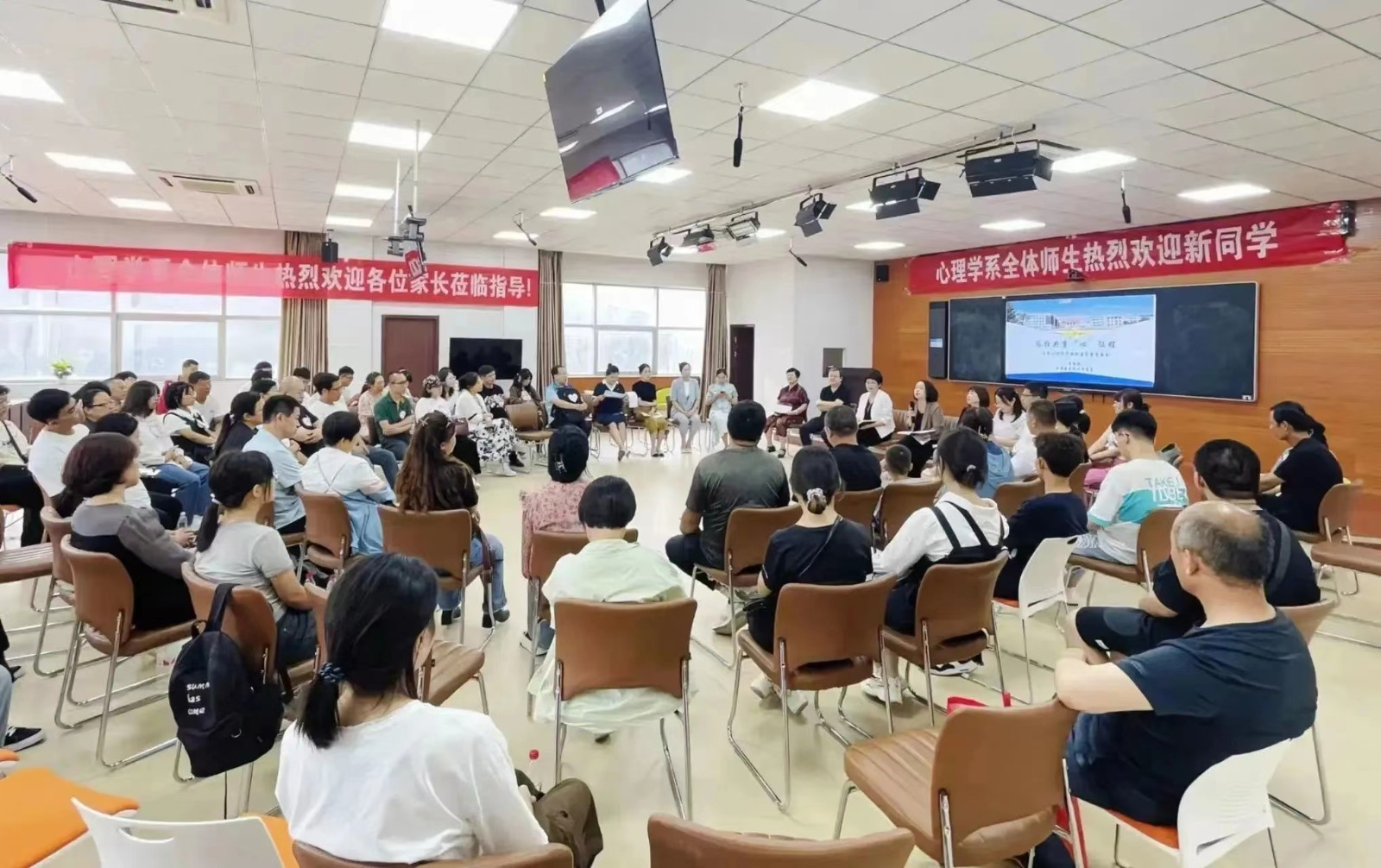 图片5.组织开展“家校共育‘心’征程”新生家长见面会.png