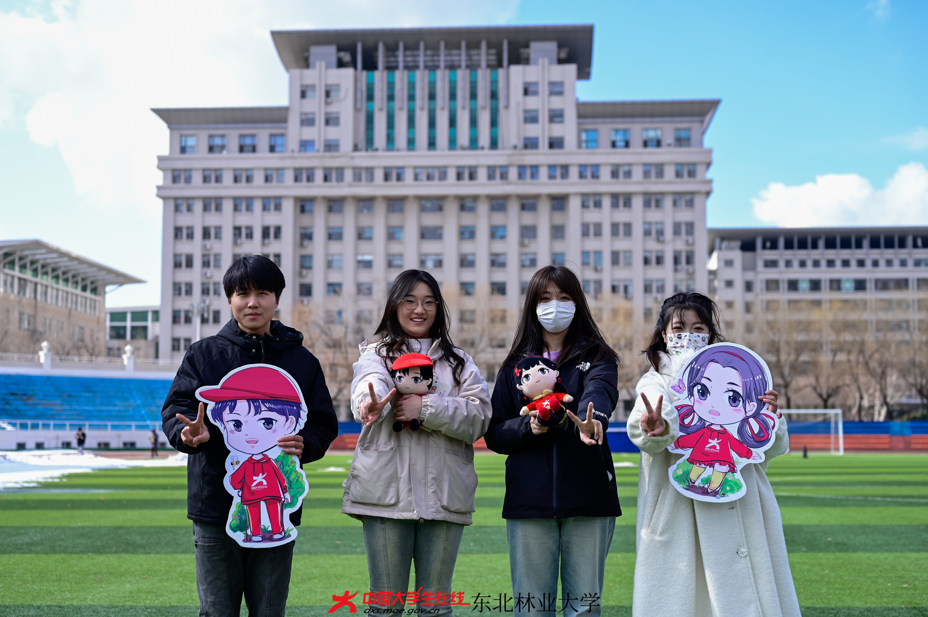 同学们在中国大学生在线小中兄妹的带领下，畅游校园，在田径场与小中兄妹进行集章打卡拍照。