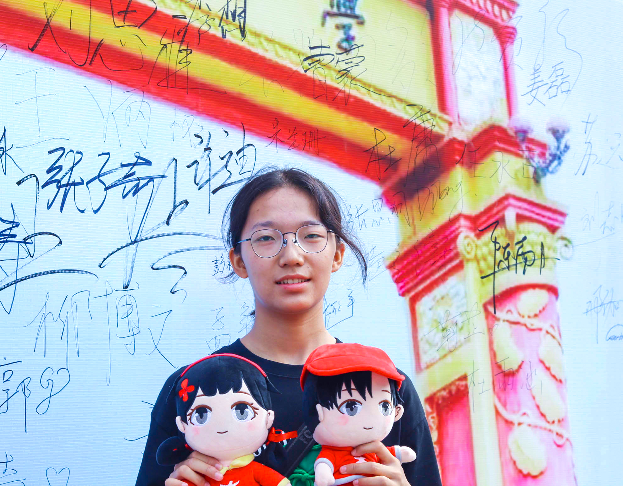 图为中南大学22级新生和小中兄妹玩偶的合照。