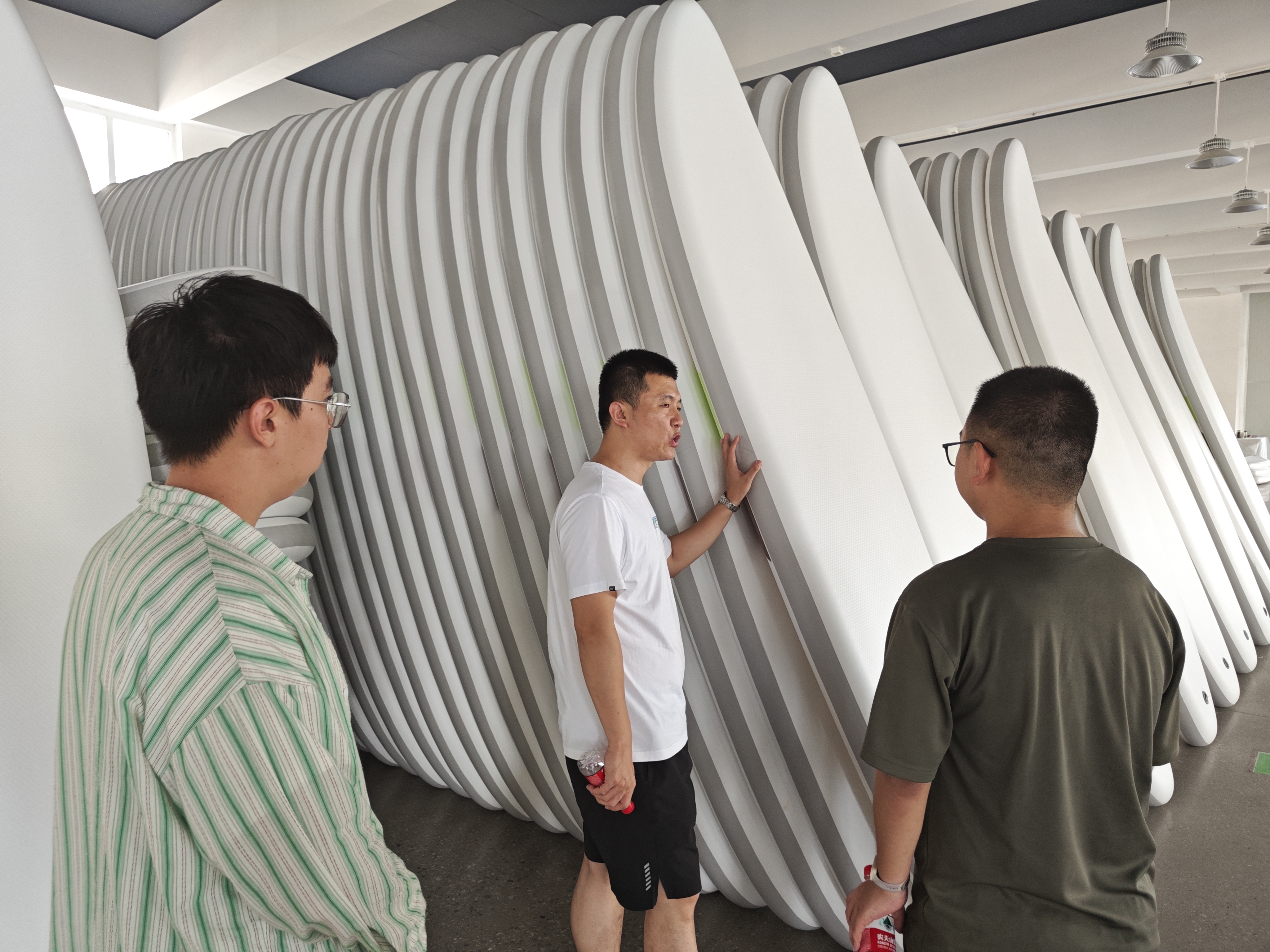 石帆逐浪力学实践队 队员在水知乐公司参观未涂装桨板 周禹希摄.jpg