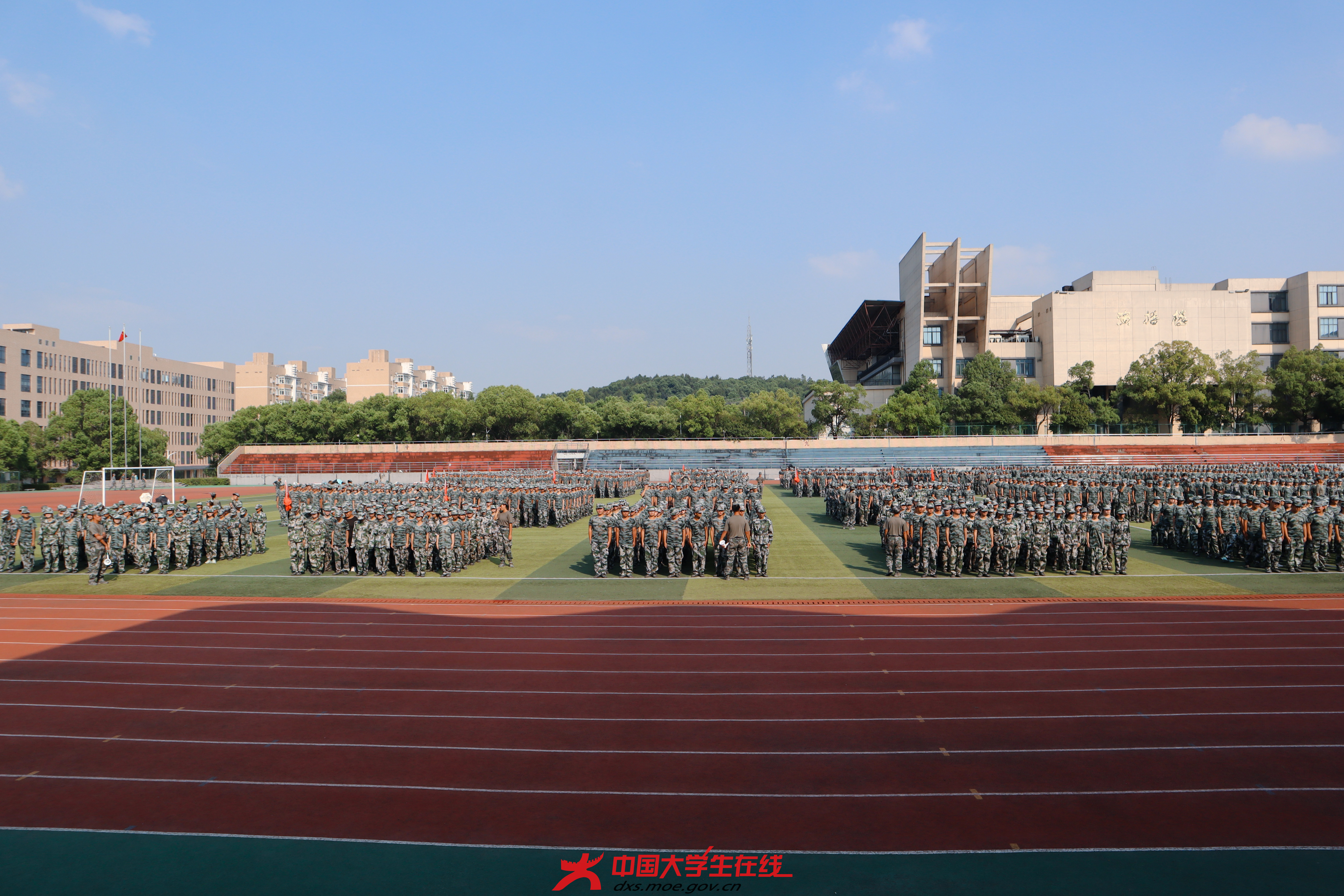 军训现场【俞心怡、王熙怡摄】