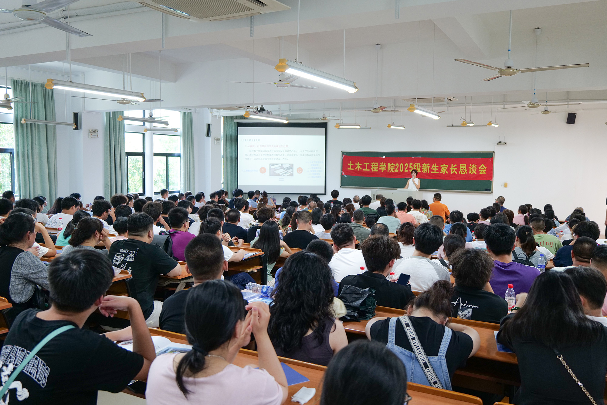 新生家长恳谈会（摄影：何安赫）.jpg