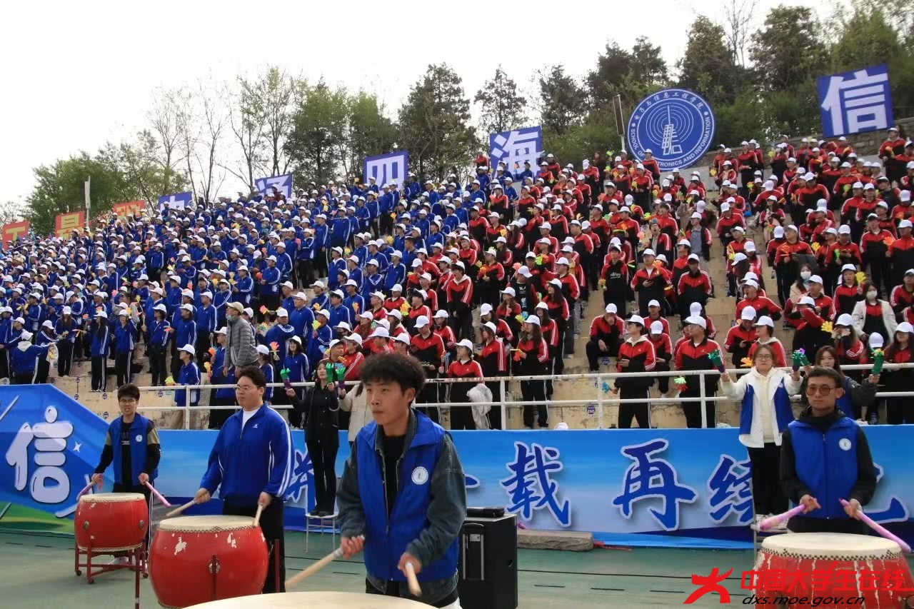 击鼓加油的高涨氛围 魏龍摄.jpg 击鼓加油的高涨氛围 魏龍摄.jpg