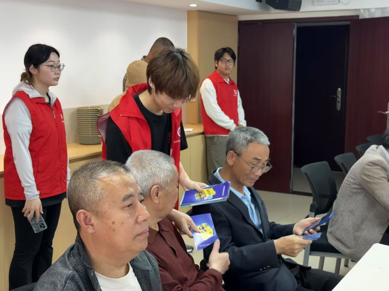 法学院学子走进南滨社区开展宣讲活动.jpg 法学院学子走进南滨社区开展宣讲活动.jpg