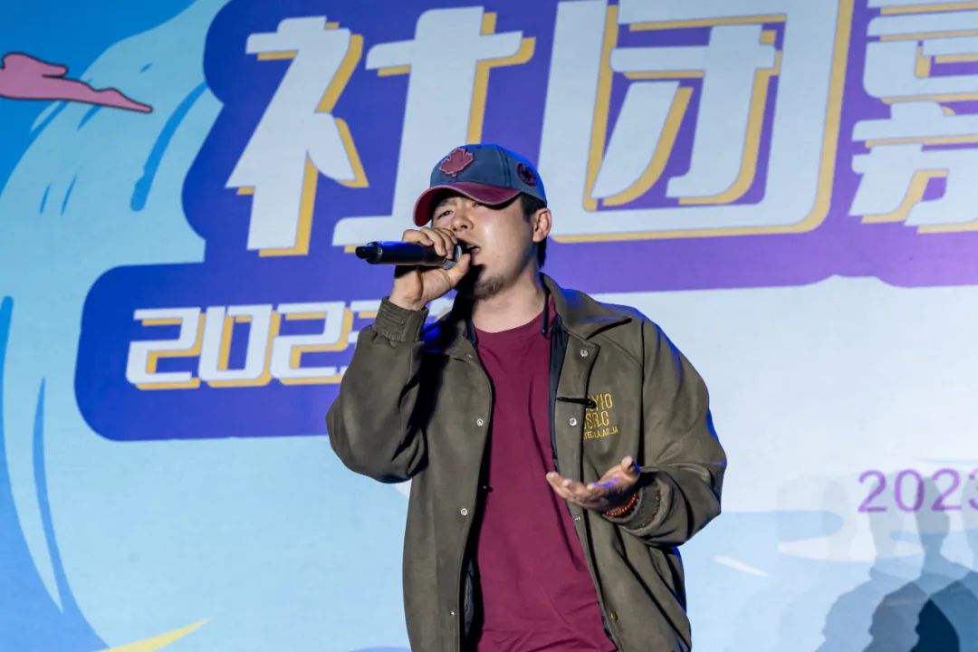 声乐队演唱海阔天空.jpg