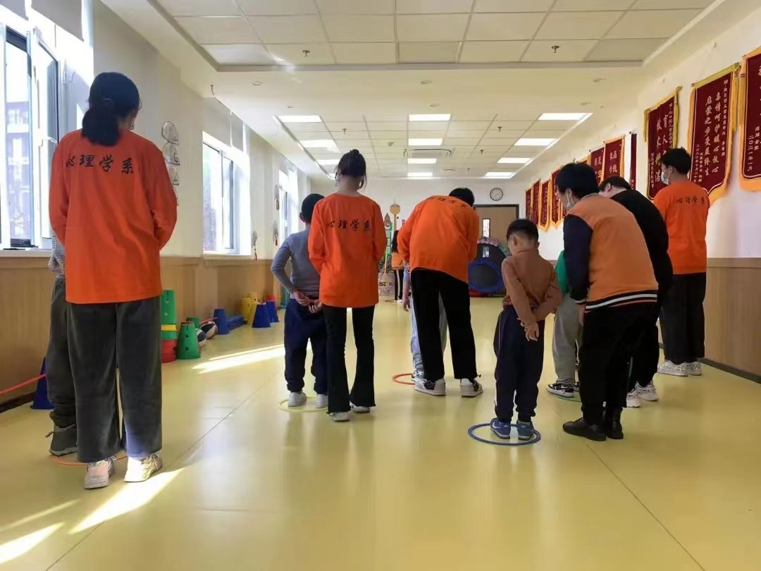 图片15.走进特殊教育学校关爱“自闭症”儿童.png
