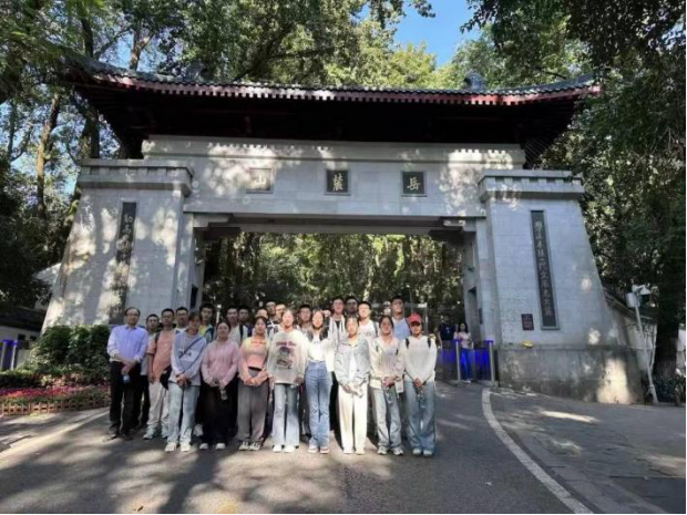 本科生班主任邓林峰老师组织学生开展“快乐启航”团体辅导活动
（活动进行  供图者：电气与信息工程学院）