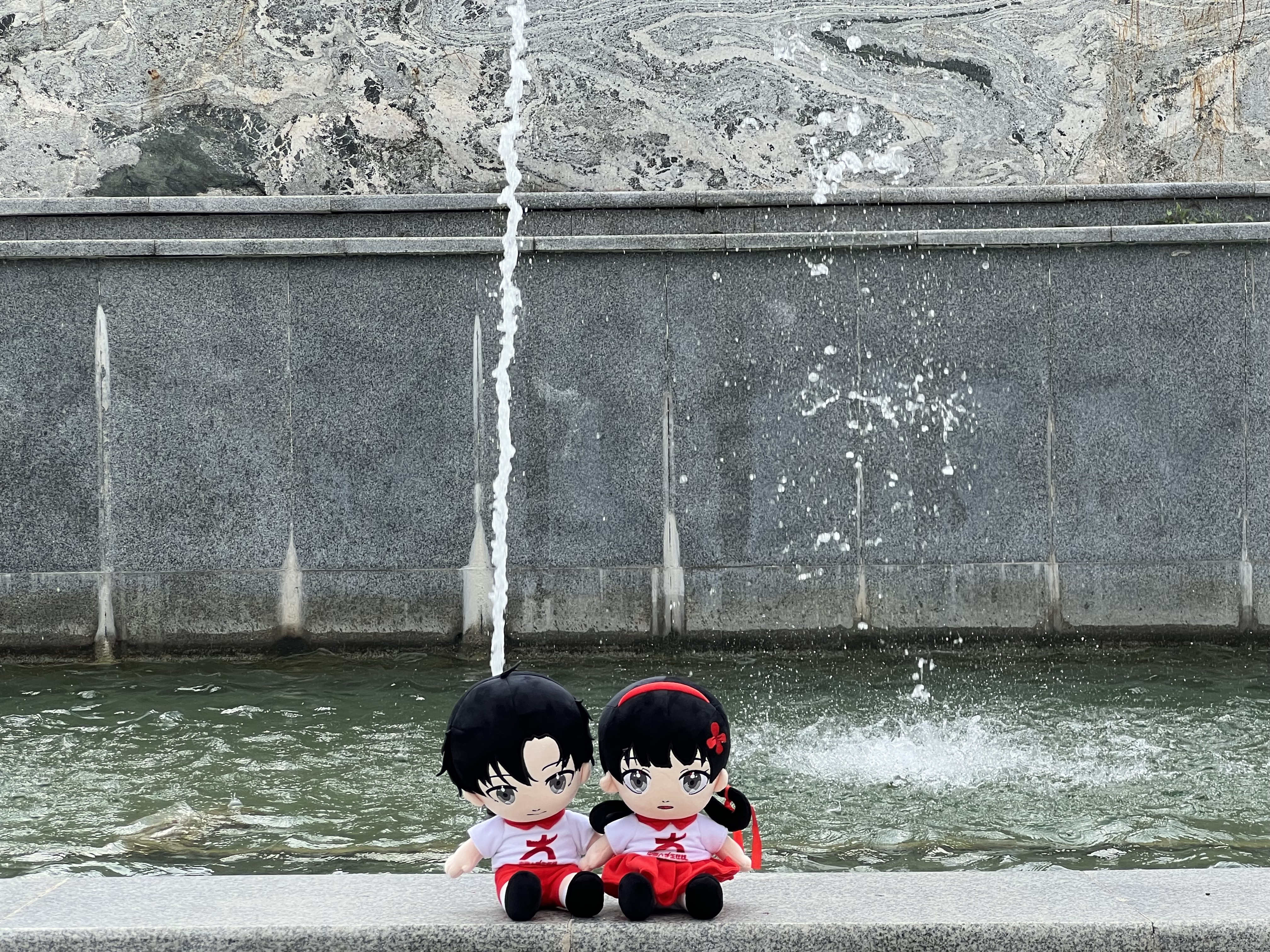 小中带新同学欣赏喷泉美景