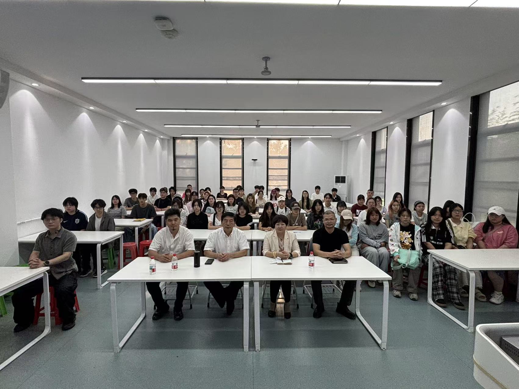 雕塑与公共艺术学院全体2026级新生及部分教师聆听讲座.jpg