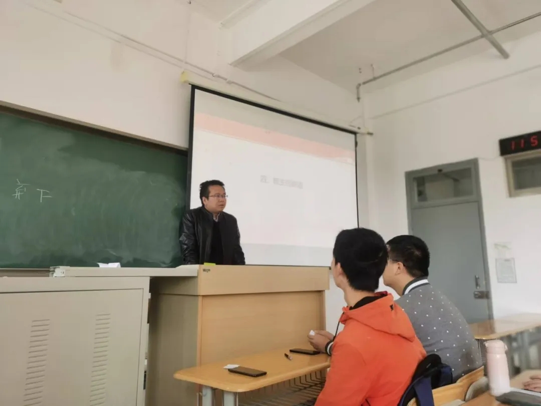 徐国强老师在课堂上.webp.jpg
