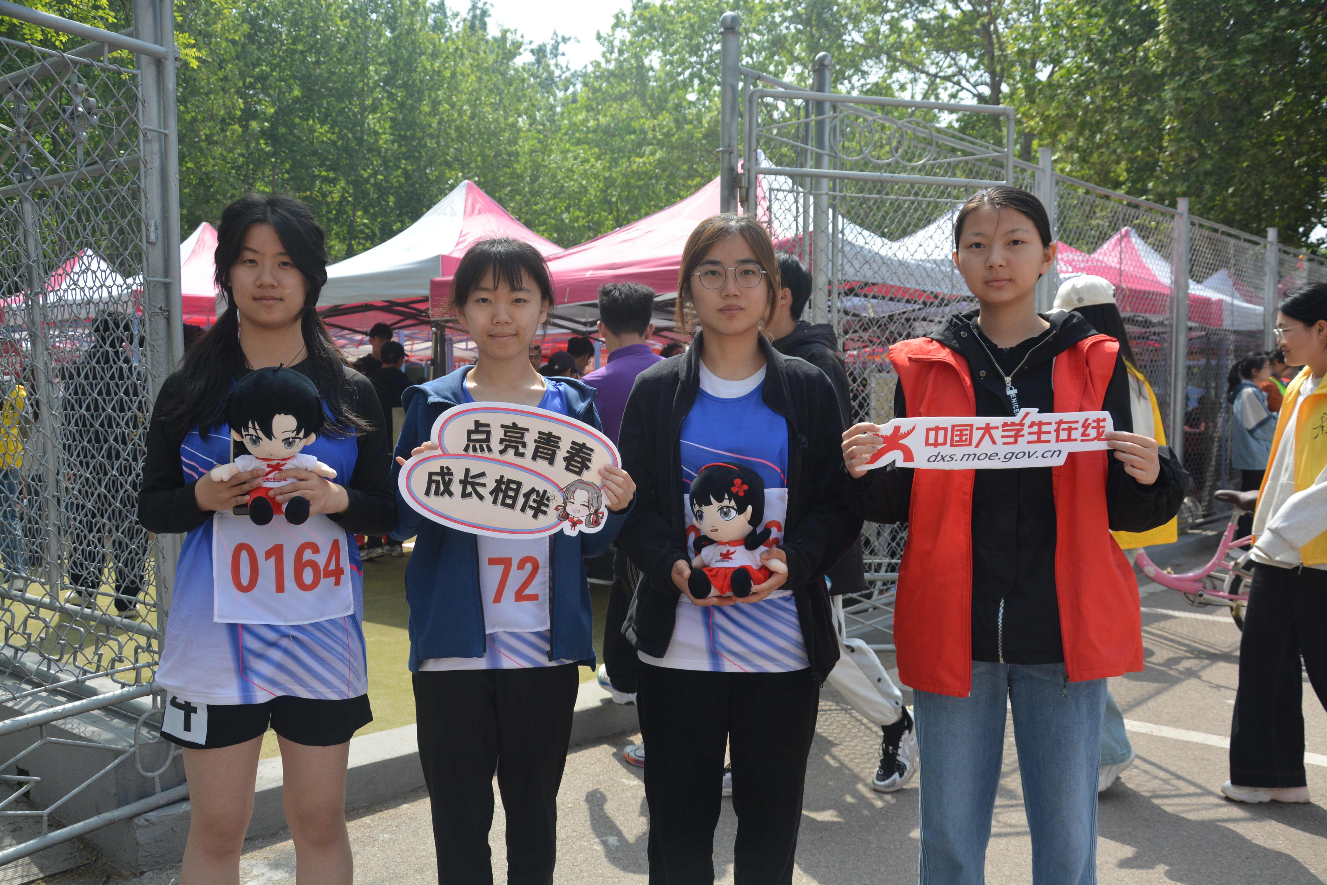 09 图为志愿者与运动员 曲阜师范大学提供