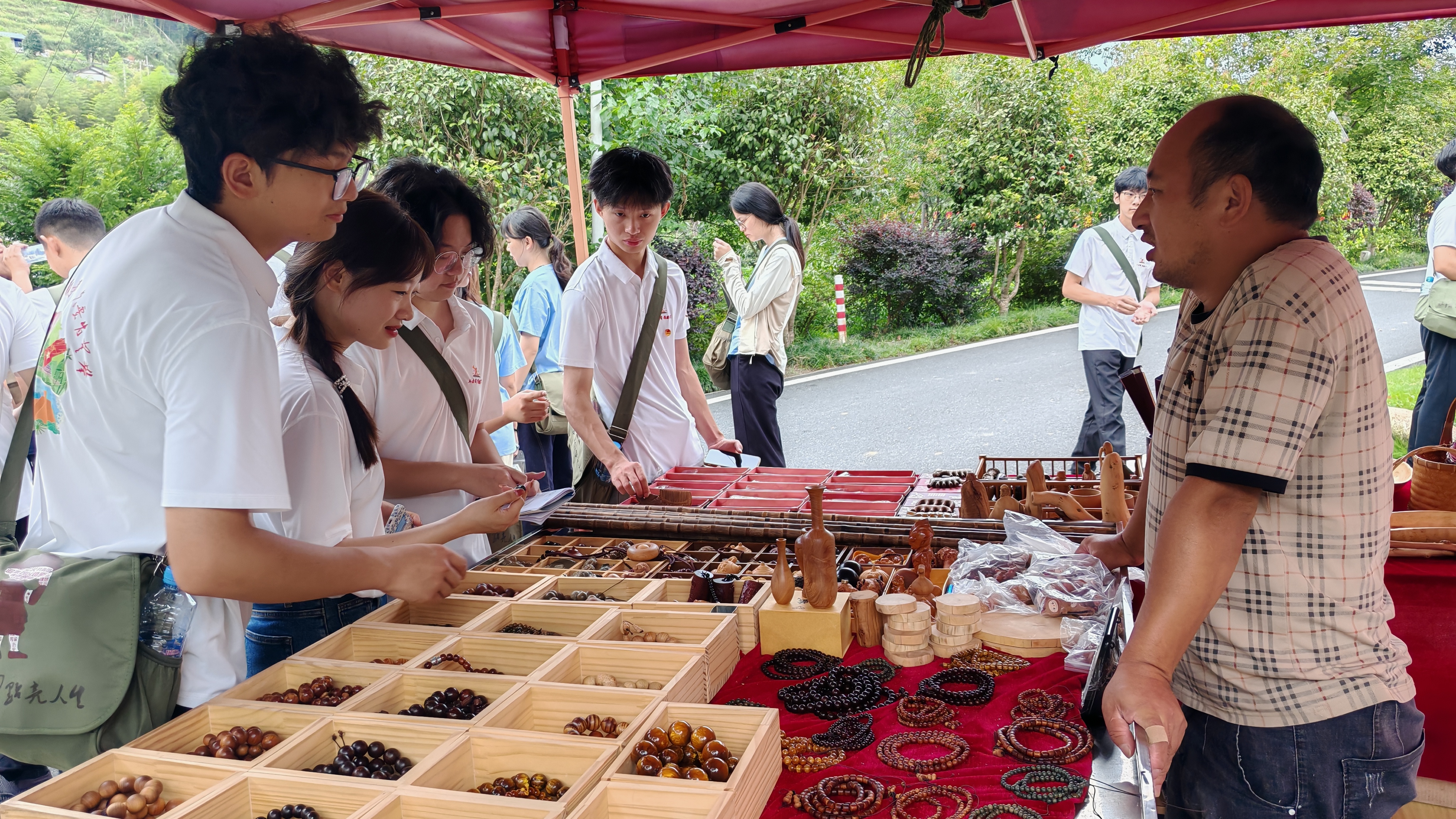 实践团队成员在神山村和村民深入交流，了解村庄产业发展情况。