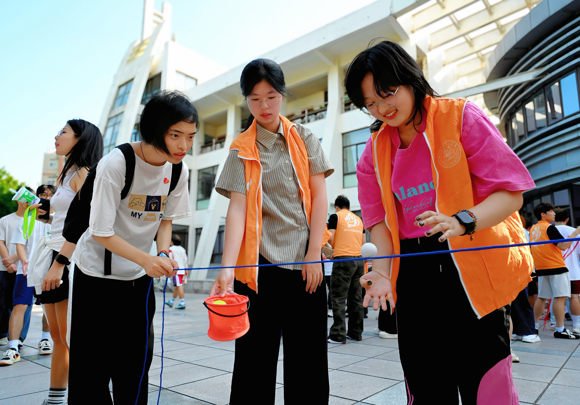 游戏打卡点“蓝图共擎”。团队牵引,护送网球入桶。(摄影:倪宇晨).jpg 游戏打卡点“蓝图共擎”。团队牵引,护送网球入桶。(摄影:倪宇晨).jpg