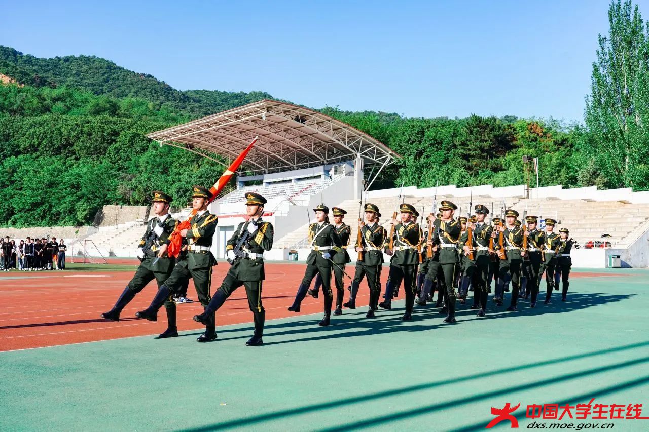 国旗护卫队 张佳欣摄.jpg