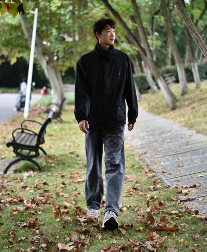 展现出少年的朝气蓬勃，不仅帅气还能防寒保暖。
西南科技大学李曌阳 摄