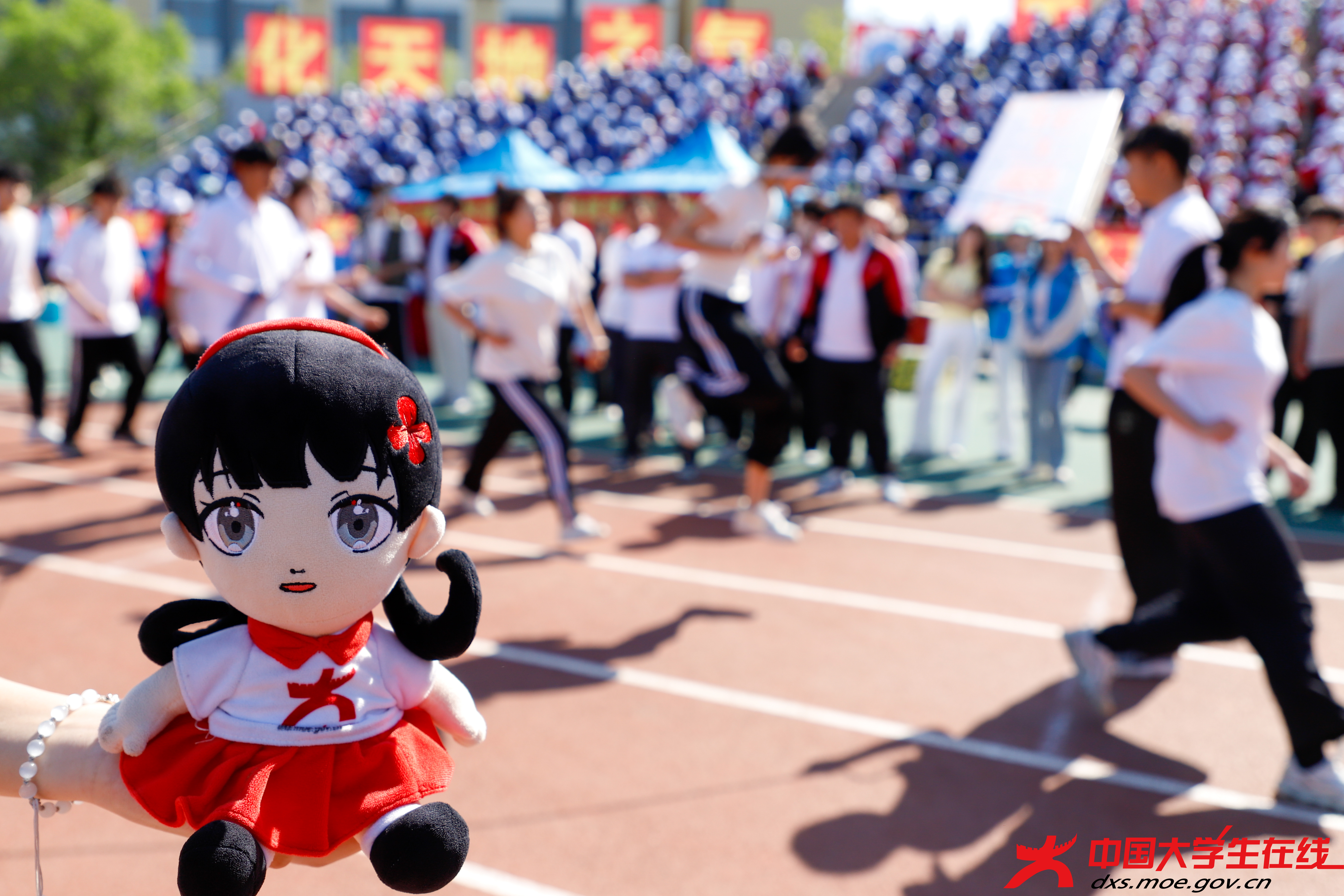小中见证赛场，运动员跳长绳活力满满，节奏明快。