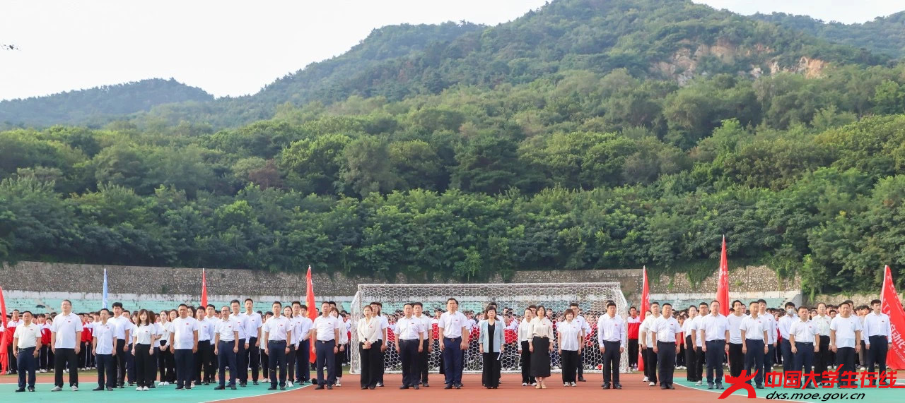 全体师生注目肃立 辽宁科技大学网通站摄.JPG