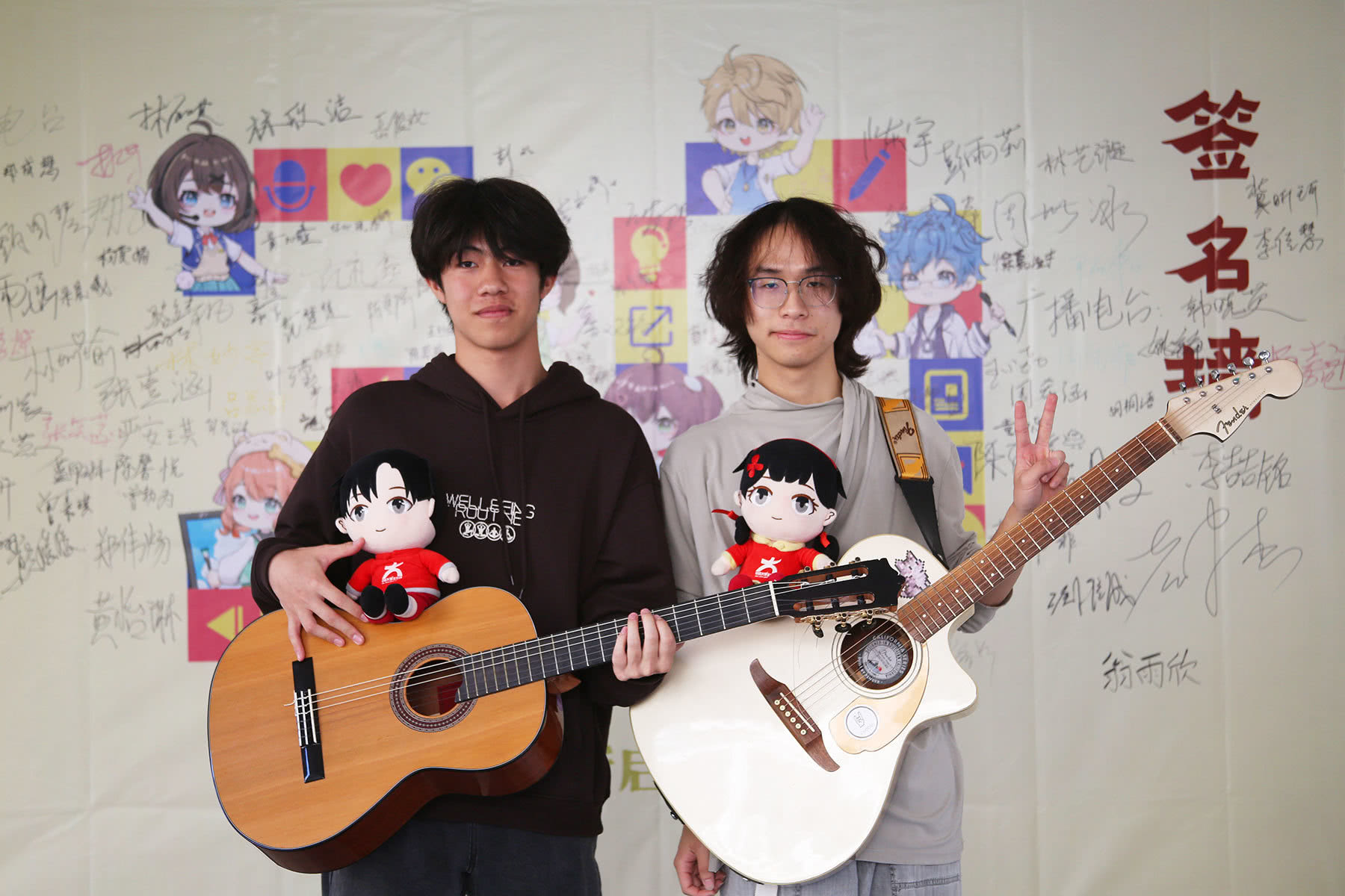 演出人员与小中兄妹合影(摄影:常露丽嘉).jpg 演出人员与小中兄妹合影(摄影:常露丽嘉).jpg