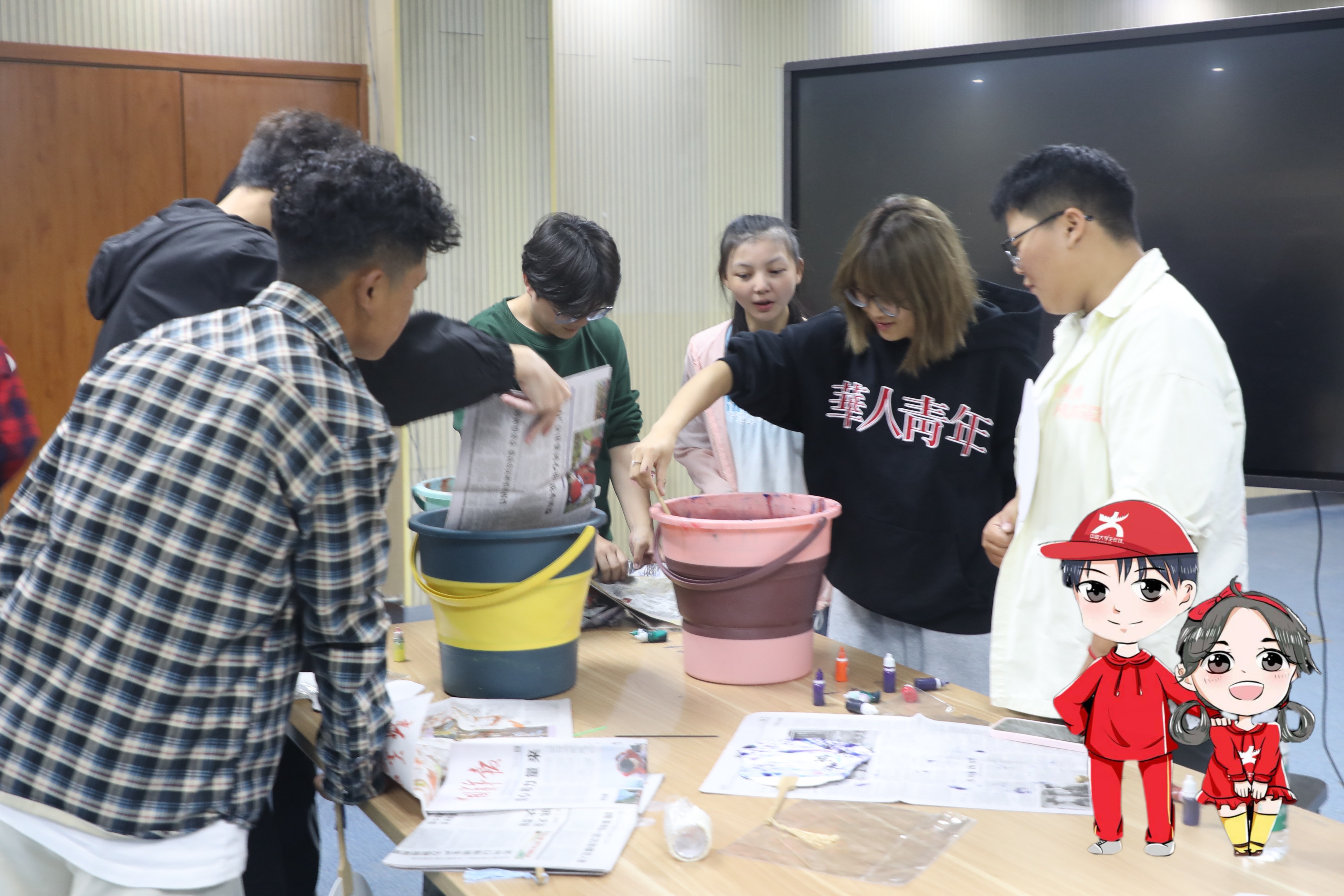 "每日新始色更鲜，青春奋斗情更厚。"小中与你共同迎接每一个新的开始，让奋斗的青春与文化的底蕴共同绽放。校园网络通讯站供图
