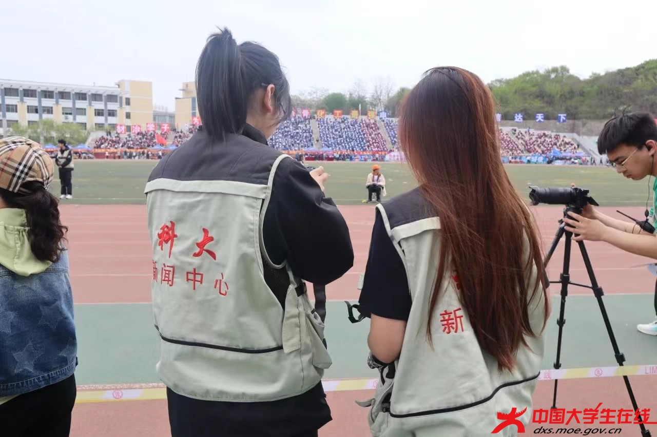记录拍摄的小记者们 刘明摄.jpg 记录拍摄的小记者们 刘明摄.jpg