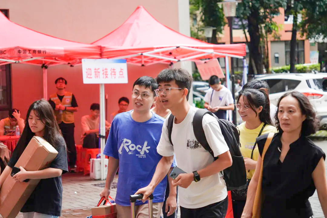 直击华南理工大学暖心迎新现场来看谁官方出镜