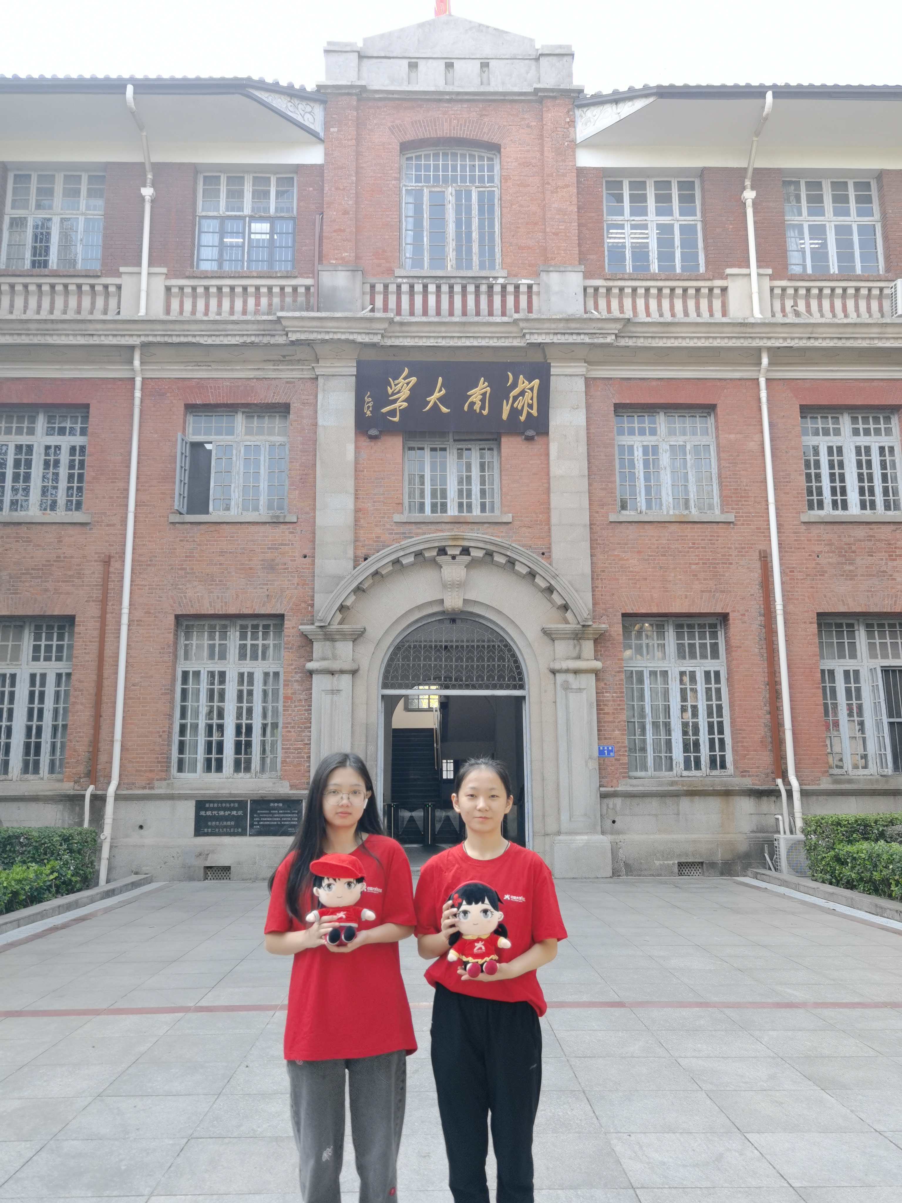 柳晨（左），新闻与传播学院2021级本科生，校网通站通讯员；
周怡宁（右），新闻与传播学院2021级本科生，校网通站通讯员